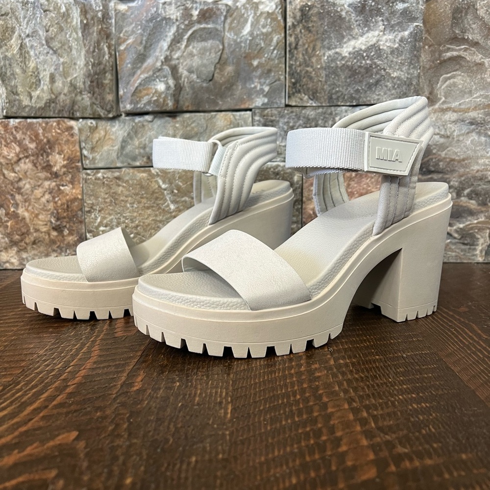 Mia Ivelisse Platform Sandals